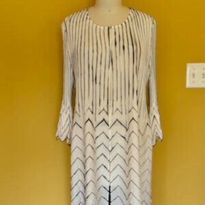 Pleated Black-and-White Long-sleeved Duster